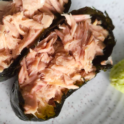 ข้าวปั้นหน้าทูน่า