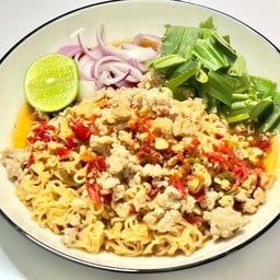 ยำมาม่าหมูสับ