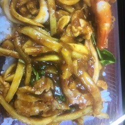 ข้าวกระเพราหน่อไม้ทะเล