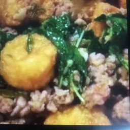 ข้าวกระเพราเต้าหู้หมูชิ้น