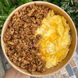 ข้าวหมูสับกระเทียมไข่ข้น