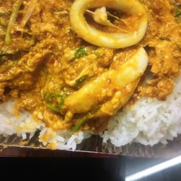 ข้าวผงกระหรี่ปลาหมึก