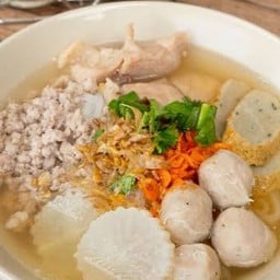 ป้าแจ๊วเจ้าเก่า ก๋วยเตี๋ยวหมูน้ำใส-เย็นตาโฟ
