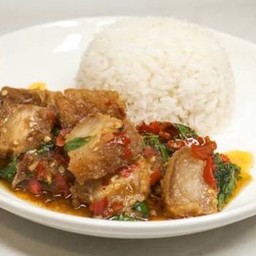 ผัดกะเพราหมูกรอบ ราดข้าว