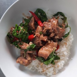 ข้าวกะเพราหมูตุ๋น
