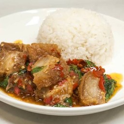 กระเพราหมูกรอบ ราดข้าว