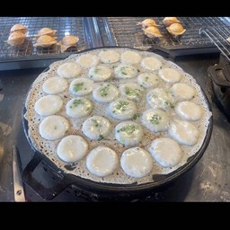 ขนมครกโบราณกะทิสดหน้าต้นหอม