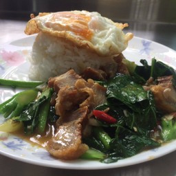 ข้าวคะน้าหมูกรอบ+ไข่ดาว