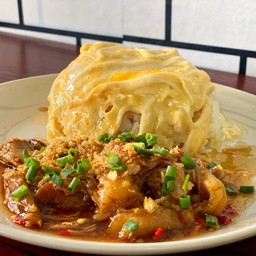 ผัดพริกเกลือขาหมูไข่ข้น ราดข้าว