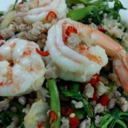 ยำผักกระเฉด(กุ้งสด+หมูสับ)