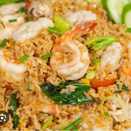 ข้าวผัดทะเลถาด