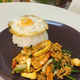 ทะเลผัดผงกะหรี่+ไข่ดาว