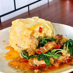 กะเพราหมูกรอบไข่ข้น ราดข้าว