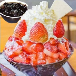 Set บิงชูนมสด สตอเบอร์รี่ ท็อปปิ้งฟรีคะ  พร้อมเฉาก๊วย ลอยแก้ว