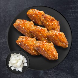 ปีกไก่ 7 ชิ้น ไก่ทอดกรอบเคลือบซอสโฮมเมด โรยด้วยงาและสาหร่าย ฟรี ไชเท้าดอง