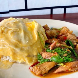 กะเพราขาหมูไข่ข้น ราดข้าว