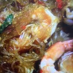 ข้าวกระเพราวุ้นเส้นกุ้ง
