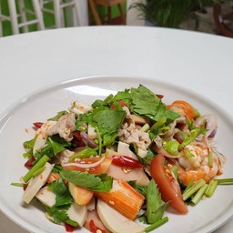 ยำทะเลรวม กุ้ง+ปลาหมึก+ปูอัด+หมูยอ+หมูสับ+ไส้กรอก