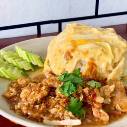 หมูกระเทียมไข่ข้น ราดข้าว