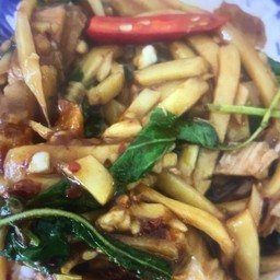 ข้าวกระเพราหน่อไม้สามชั้นสไลด์