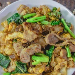 ผัดซีอิ๊วเส้นใหญ่หมู