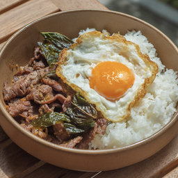 ข้าวกะเพราเนื้อสไลด์