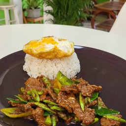 ผัดพริกแกงเนื้อ+ไข่ดาว