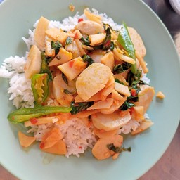 กระเพราลูกชิ้นปลาใส่หน่อไม้ดองราดข้าว