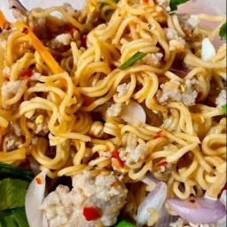 ยำมาม่าหมูสับ