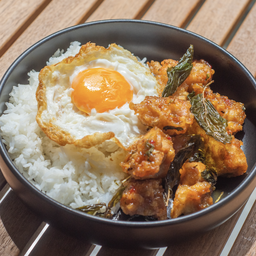 ข้าวกะเพราไก่ทอด