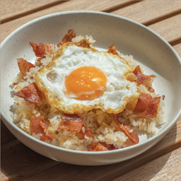 ข้าวผัดเบคอนไข่ดาว