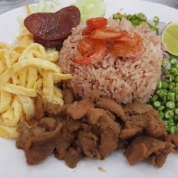 เบส บีน คาเฟ่ ข้าวคลุกกะปิ หมูกรอบ หมูแดง