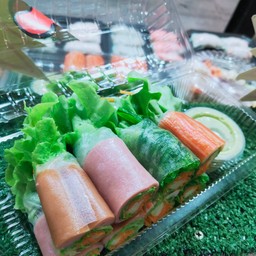 สลัดโรลหน้า สาหร่ายแฮมหมูปูอัดไส้กรอก