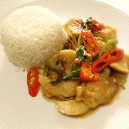 ข้าวราดปลาผัดคื่นช่าย