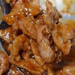 ข้าวกระเทียมพริกไทยหมูชิ้นฉ่ำๆ