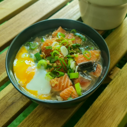 ข้าวต้มเครื่องปลาแซลม่อนสด