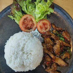 จานด่วนสันคอหมูย่างผัดกระเพรา