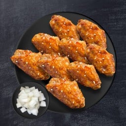 ปีกไก่ 9 ชิ้น ไก่ทอดกรอบเคลือบซอสโฮมเมด โรยด้วยงาและสาหร่าย ฟรี ไชเท้าดอง
