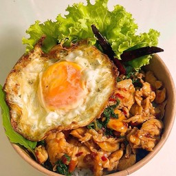 ข้าวกะเพราหมูชิ้นไข่ดาว