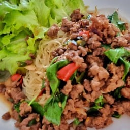 บะหมี่กะเพราหมูสับพริกแห้ง