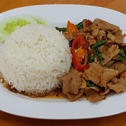 ผัดกระเพรา ราดข้าว