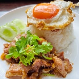 ข้าวราดหมูผัดกระเทียมพริกไทย