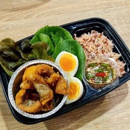 ข้าวปลาสลิดทอดไข่ต้ม