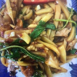 ข้าวกระเพราหน่อไม้หมูชิ้น