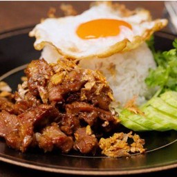 ข้าวหมูกระเทียมถาด
