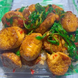 กะเพราเต้าหู้ไข่ ราดข้าว