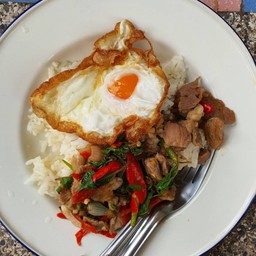 ข้าวกะเพราหมูชิ้น ไข่ดาว