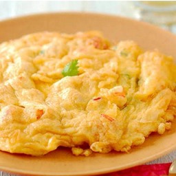 ข้าวราดไข่เจียวกุ้งสับ  ไข่ 2 ฟอง