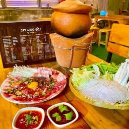 ร้านอาหารอีสาน มาลองจิ้ม by เฮียดาว