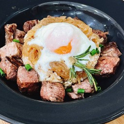 ข้าวผัดกระเทียมเนื้อลูกเต๋า พร้อมไข่ออนเซ็น